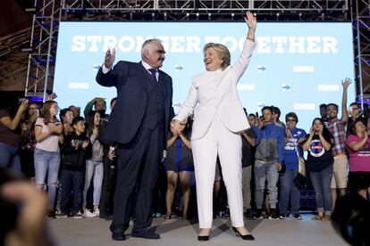 La entoces candidata presidencial demócrata Hillary Clinton y el cantante Vicente Fernández, durante una fiesta al finalizar el debate en el Anfiteatro Regional Craig Ranch en North Las Vegas, en 2016.