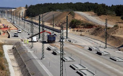 Obras del tramo ferroviario de alta velocidad Madrid-Galicia, entre Zamora y Sanabria, el pasado septiembre. 