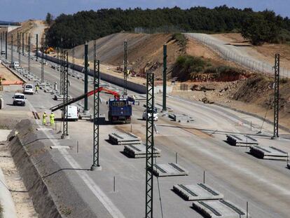 Obras del tramo ferroviario de alta velocidad Madrid-Galicia, entre Zamora y Sanabria, el pasado septiembre.