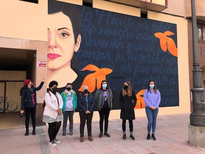 Mujeres de Ponferrada ante el mural dedicado a Nevenka Fernández.