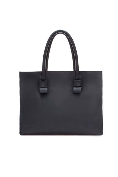 Bolso negro de piel rgido de Zara (139 euros).