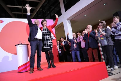 Norbert Walter-Borjans y Saskia Esken celebran su triunfo en la sede del partido socialdemócrata en Berlín.