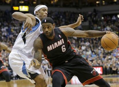 LeBron James, defendido por Dante Cunningham