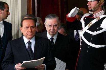 Silvio Berlusconi, ayer, tras presentar su nuevo Gobierno al presidente italiano, Carlo Azeglio Ciampi.