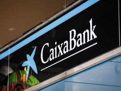 Logo de CaixaBank en el acceso a una de sus oficinas.