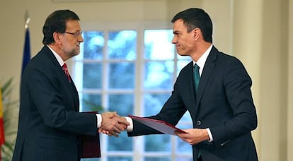 Rajoy i Sánchez després de signar el pacte antiterrorista.