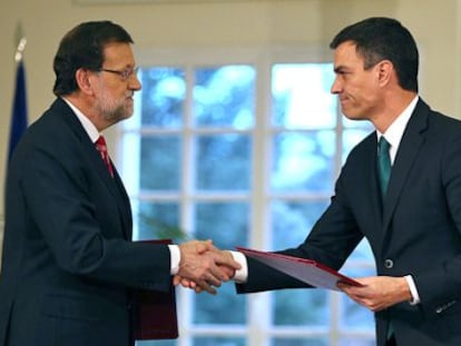 Rajoy (l) and Sánchez shake hands after signing the anti-terrorism pact at La Moncloa on Monday.