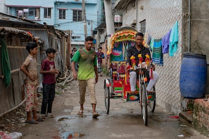 Hoy Rakib Mridha es conductor de rickshaw (bici con pasajero), el mismo oficio que tena su padre en 2015.