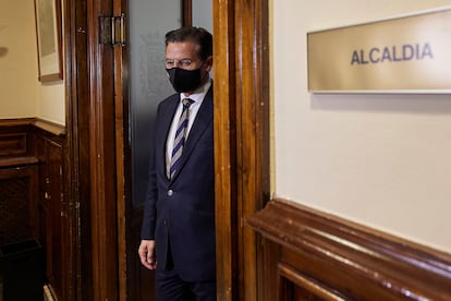 Luis Salvador, llega a la conferencia de prensa que ha ofrecido este jueves en el Ayuntamiento de Granada.