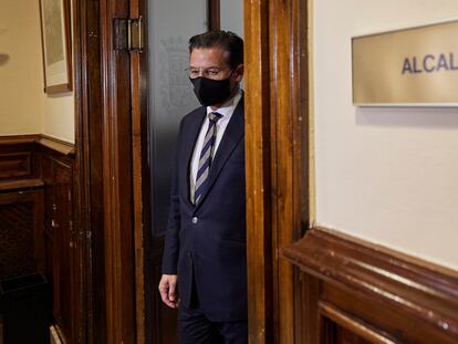 Luis Salvador, llega a la conferencia de prensa que ha ofrecido este jueves en el Ayuntamiento de Granada.