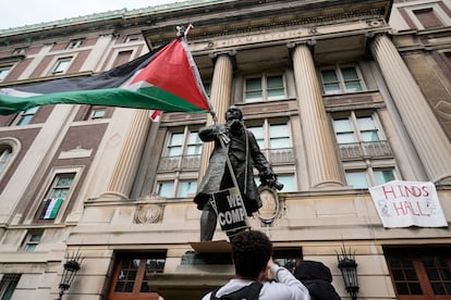 Un estudiante ondea una bandera palestina frente un edificio de Columbia ocupado por manifestantes, en abril de 2024.