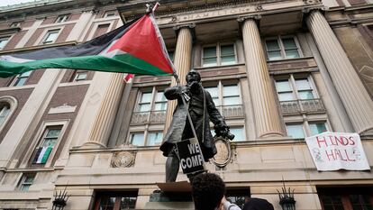 Un manifestante con una bandera palestina en el campus.