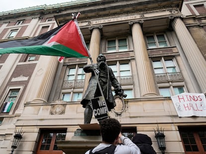 Un manifestante con una bandera palestina en el campus de Columbia, el pasado martes en Nueva York.
