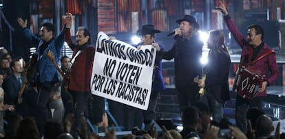 Maná y Tigres del Norte despliegan una pancarta en su actuación.