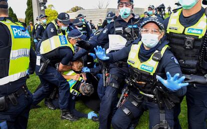 La policía detiene a unos manifestantes en Melbourne (Australia). Al menos 18 personas fueron detenidas en las ciudades australianas de Melbourne y Sídney durante varias protestas que reunieron a centenares de personas en contra de las medidas de confinamiento impuestas para hacer frente a la pandemia del coronavirus.