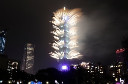 El edificio Taipei 101 durante las celebraciones de Año Nuevo, en la ciudad de Taipéi (Taiwán).