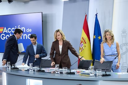 El ministro para la Transformación Digital y de la Función Pública, Óscar López, el ministro de Derechos Sociales, Consumo y Agenda 2030, Pablo Bustinduy, ministra Portavoz, Pilar Alegría, la vicepresidenta segunda y ministra de Trabajo, Yolanda Díaz, durante la rueda de prensa posterior a la reunión del Consejo de Ministros, este martes.