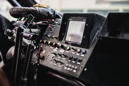 El cuadro de mandos del Peugeot 2008 DKR (abajo), en un primer plano.