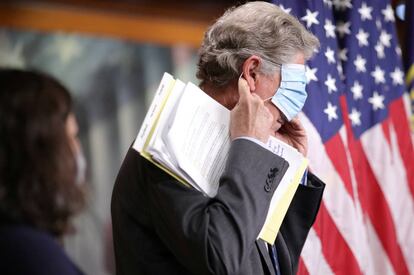 Frank Pallone, miembro de la Cámara de Representantes de Nueva Jersey, se coloca una mascarilla tras realizar unas declaraciones en el Capitolio, en Washington (EE UU).