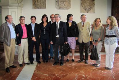 Mónica Lorente, cuarta por la izquierda, ayer, con los integrantes de la comisión del centenario de Miguel Hernández.