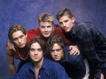 En la fila de arriba, de izquierda a derecha, Mark Owen, Gary Barlow, Jason Orange. Abajo, Robbie Williams y, a la derecha, Howard Donald, en los inicios de Take That.