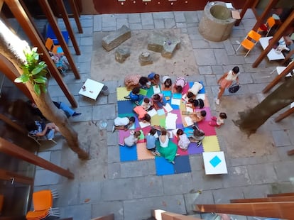 Vista desde arriba de una actividad en el patio de los magnolios de la biblioteca pública Municipal Iván de Vargas.