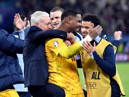 Deschamps felicita a Maignan tras la tanda de penaltis que Francia ganó sobre Portugal.