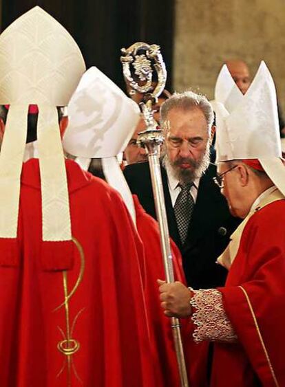 Castro, con el arzobispo de La Habana (derecha) en abril de 2005.