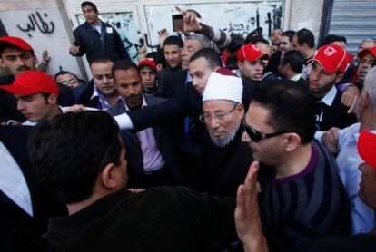 El teólogo islamista Yusuf Qaradawi, exiliado de Egipto durante 30 años, ha pedido en la Marcha de la victoria que el Ejército no olvide la revolución democrática