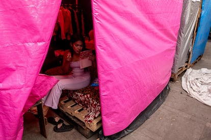 Keyshell, de 15 años, se maquilla dentro del refugio improvisado de la habitación que comparte con sus familiares.