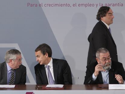 De izquierda a derecha, Toxo, Zapatero, Méndez y Rosell, el pasado febrero en La Moncloa.
