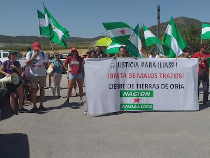 Asistentes a la concentración de este martes por la muerte de Ilias en el centro de menores de Oria (Almería).