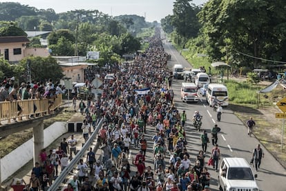 Los migrantes ocuparon uno de los carriles de carretera entre Ciudad Hidalgo y Tapachula. La caravana se extendía por al menos un par de kilómetros.