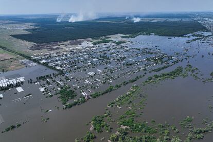 Casas inundadas en la localidad de Dnipriani, 10 kilómetros aguas abajo de la presa destruida, en la orilla ocupada por Rusia. 

