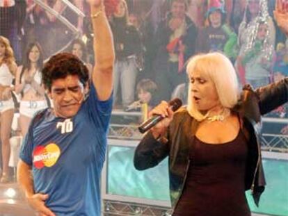 Maradona baila junto a Rafaela Carrá