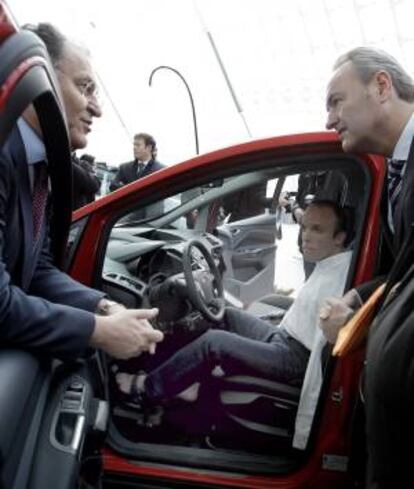 GRA050. VALENCIA, 17/02/2014.- El presidente de la Generalitat, Alberto Fabra, junto al presidente de Ford España, Jose Manuel Machado (i), observan la prueba que un discapacitado realiza en uno de los vehiculos Ford en la presentación del Plan Adapta. EFE/Juan Carlos Cárdenas