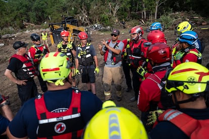 Elementos de rescate se preparan para ingresar al epicentro de la catástrofe, este martes.