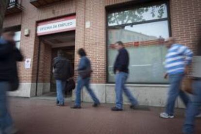 En la foto, un grupo de personas hacen cola en un a oficina del INEM en Alcala de Henares (Madrid). EFE/Archivo