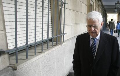 El presidente de Sando, José Luis Sánchez Domínguez, sale de los juzgados de Sevilla en febrero de 2010.