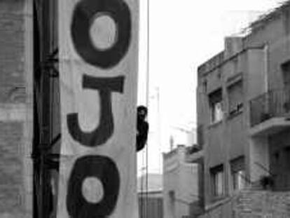 B 32973 - (29.2.00) - COLOR - "OKUPAS" SE SUBEN A UNA GRUA DE UNA OBRA EN LA CALLE GRAN DE ST. ANDREU Nº 140 (BCN.) - FOTO CONSUELO BAUTISTA -