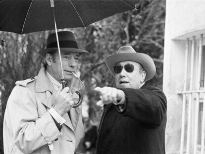 Yves Montand recibe instrucciones de Jean-Pierre Melville en el rodaje de &#039;El c&iacute;rculo rojo&#039;.