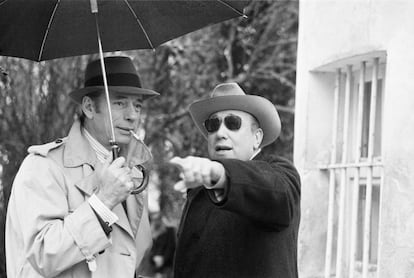 Yves Montand recibe instrucciones de Jean-Pierre Melville en el rodaje de &#039;El c&iacute;rculo rojo&#039;.