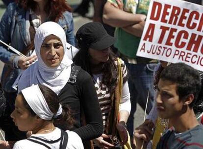 Un grupo de inmigrantes en la manifestación del Primero de Mayo en Madrid.