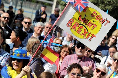 Un centenar de británicos residentes en España se han concentrado este sábado en el centro de Madrid para exigir un segundo referéndum sobre la salida del Reino Unido de la Unión Europea.