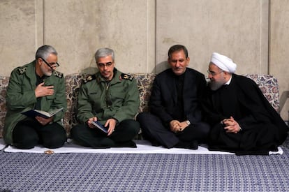 El jefe del Estado Mayor de las Fuerzas Armadas de la República Islámica de Irán Mohammad Bagheri, el primer vicepresidente iraní Ishak Cihangiri, el presidente iraní Hassan Rouhani y el general de división Qasem Soleimani.