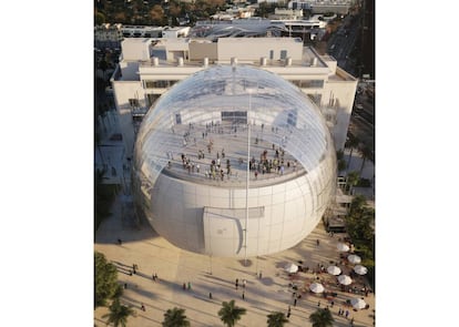 La idea de un museo en Hollywood dedicado al cine parece una obviedad, pero no lo es tanto el hecho de que se haya diseñado con forma esférica, tal y como lo ha ideado Renzo Piano. Esto puede remitir a una pompa de jabón —esa parece ser la referencia— o al utópico cenotafio de Newton, diseñado en el siglo XVIII por el francés Étienne-Louis Boullée y que nunca llegó a construirse. Ya está aquí el momento de materializar las utopías: Piano ha ideado para el Academy Museum of Motion Pictures un edificio que contiene espacios para exposiciones, salas de proyecciones y una gran terraza con vistas a la ciudad y al mítico monte de Hollywood. El proyecto es en sí mismo un espectáculo hollywoodiense más.