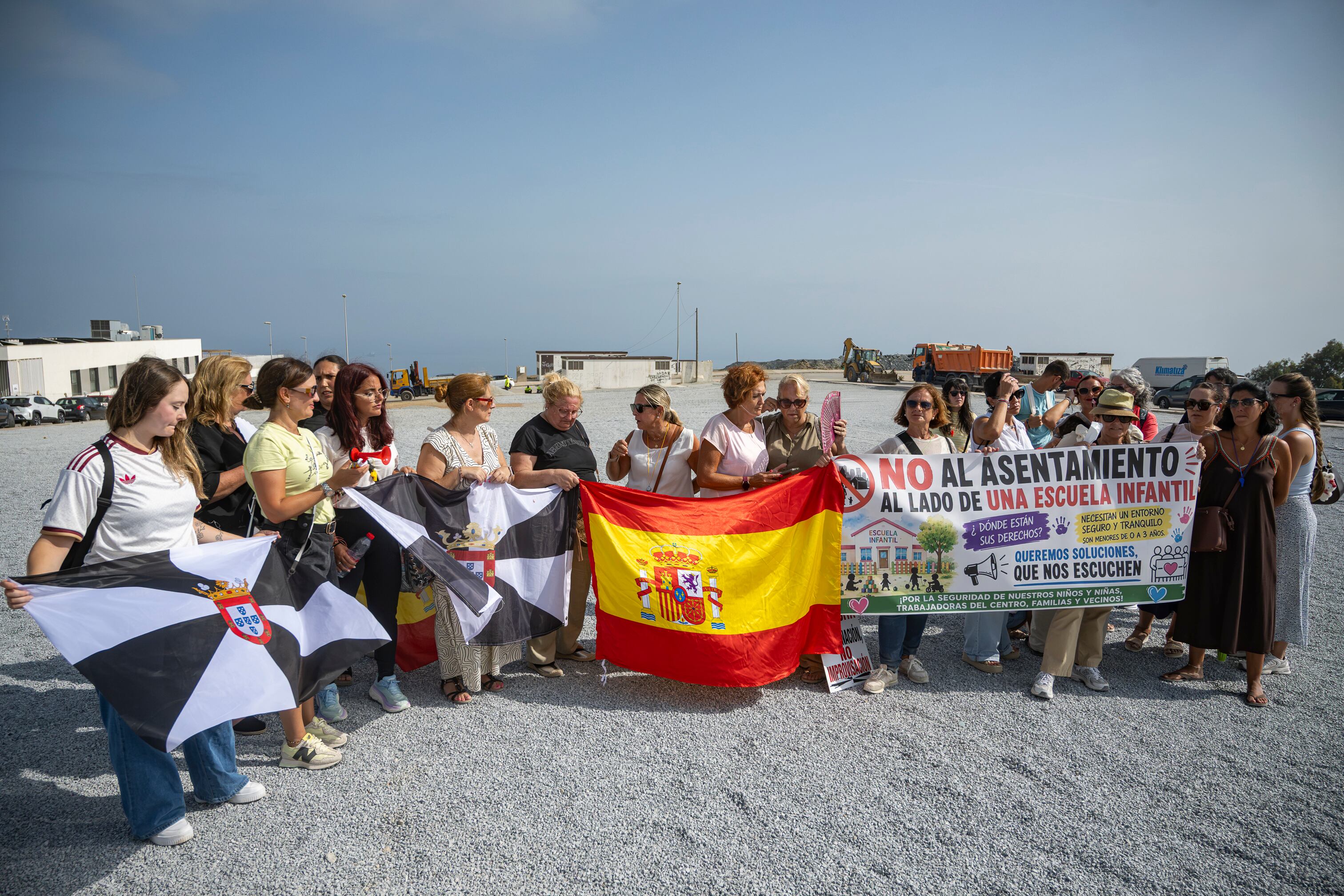 Última hora de la entrada de inmigrantes a Ceuta, en directo | Vecinos de Ceuta protestan en contra de un centro de acogida junto a escuela infantil y piden “seguridad para sus hijos”