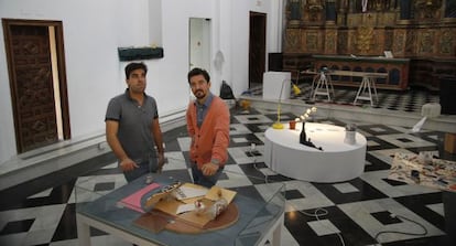 Cristóbal Quintero, izquierda, y Miki Leal montando 'Inventario aproximado'.
