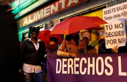 GRAF8655. MADRID, 14/11/2018.- Concentración convocada por el sindicato de prostitutas OTRAS para exigir sus derechos laborales, esta tarde frente a la sede del PSOE, en Madrid. EFE/ Paolo Aguilar