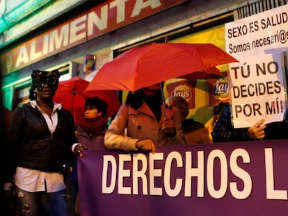 GRAF8655. MADRID, 14/11/2018.- Concentración convocada por el sindicato de prostitutas OTRAS para exigir sus derechos laborales, esta tarde frente a la sede del PSOE, en Madrid. EFE/ Paolo Aguilar